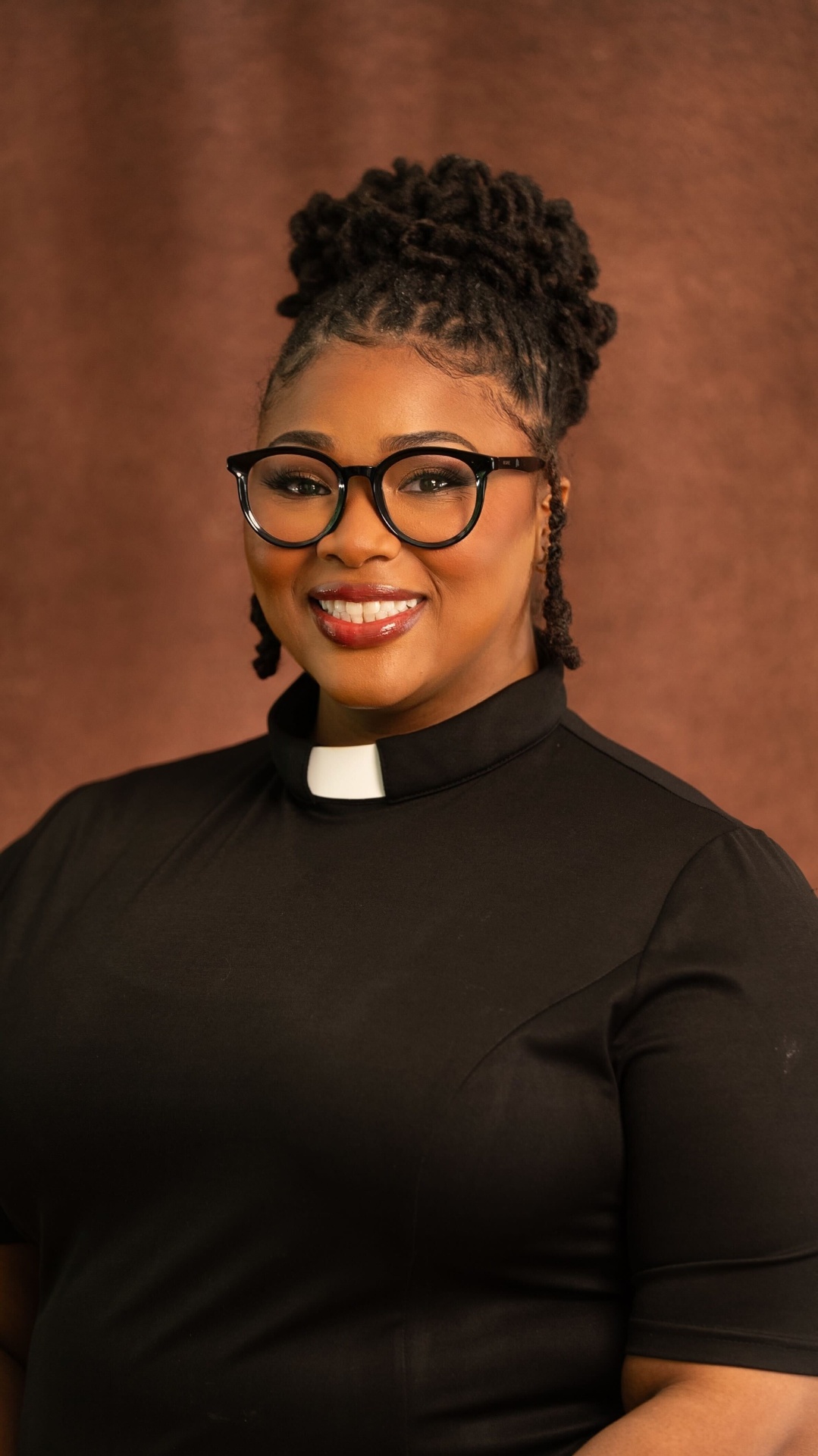 Formal portrait of Georgina Dukes-Harris wearing a clerical collar.